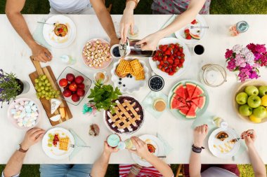 Kişi dökme çay fincan içine