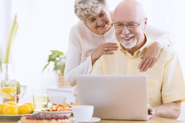 Vezető házasság látszó-on laptop — Stock Fotó