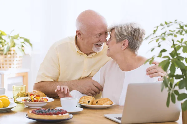 Mooie oudere echtpaar knuffelen — Stockfoto