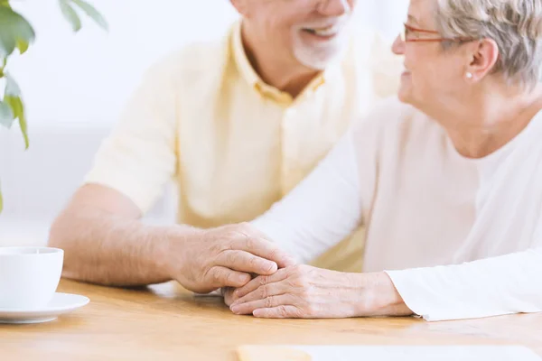 Adorable old couple holding hands — Stock Photo, Image
