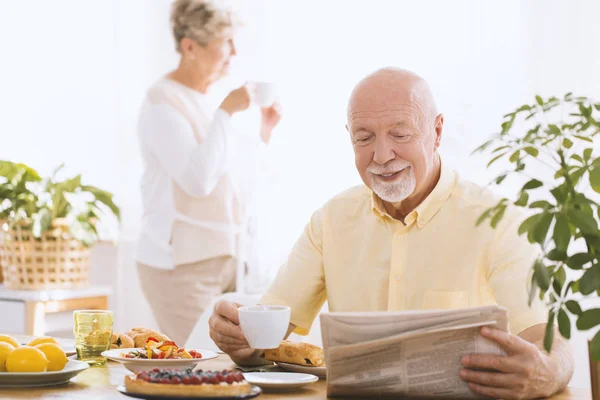 Homem lendo jornal — Fotografia de Stock