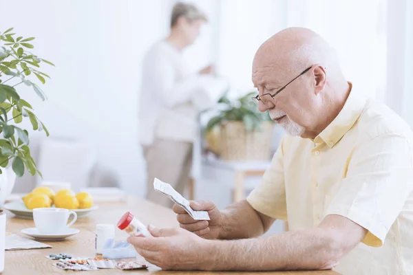 Man reading his prescription — Stock Photo, Image