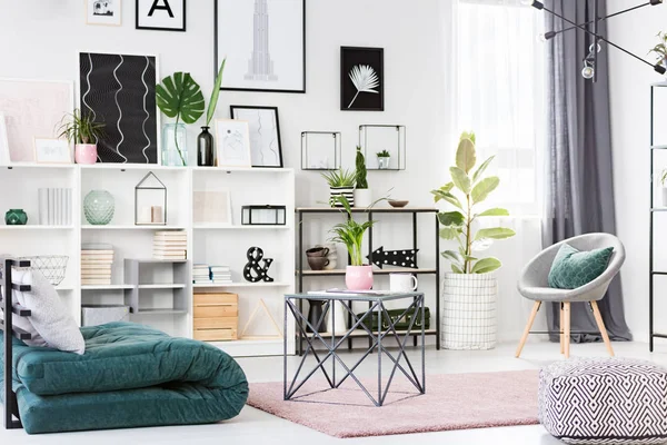 Zelené a růžové obývací pokoj — Stock fotografie