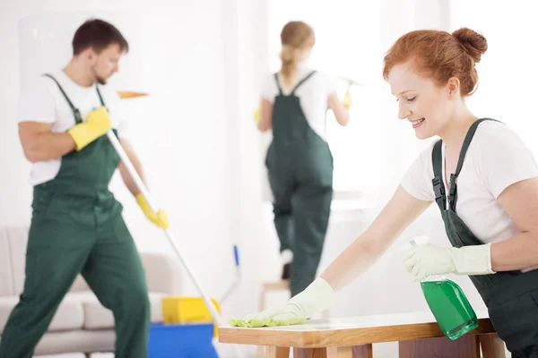 Serviço de limpeza durante o trabalho — Fotografia de Stock