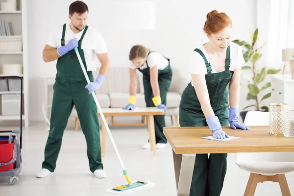 Spolverare le donne e l'uomo piagnucolare — Foto Stock