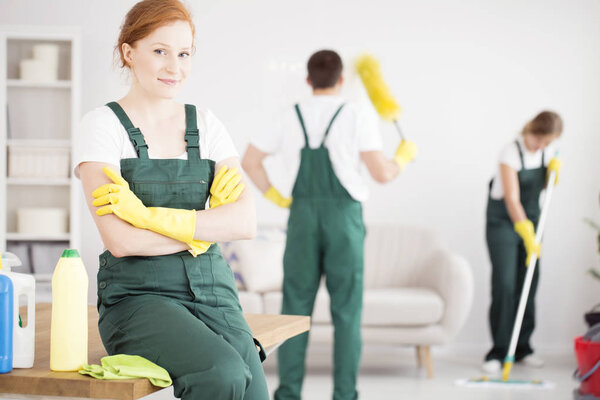 Леди сидит на столе
