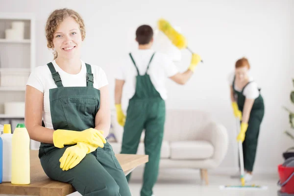 Vrouw zittend op tafel — Stockfoto