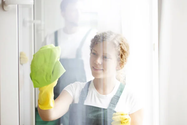 Vrouw schoonmaken venster — Stockfoto