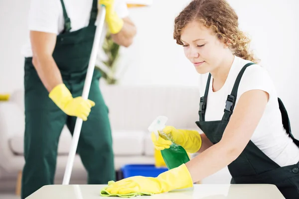 Frau in gelben Handschuhen — Stockfoto