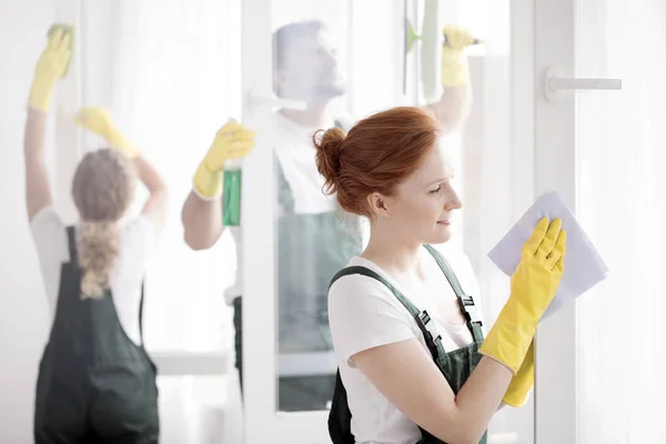 Donna pulizia finestra — Foto Stock