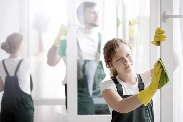 Vrouw wassen raamkozijn — Stockfoto