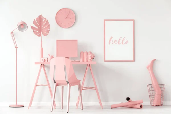 Концепция розового рабочего пространства с макетом — стоковое фото