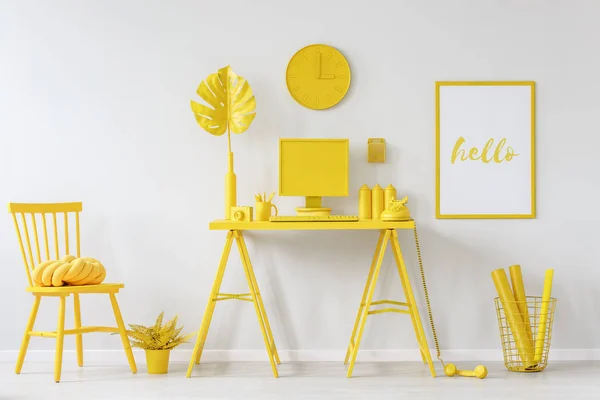 Oficina amarilla moderna en casa —  Fotos de Stock