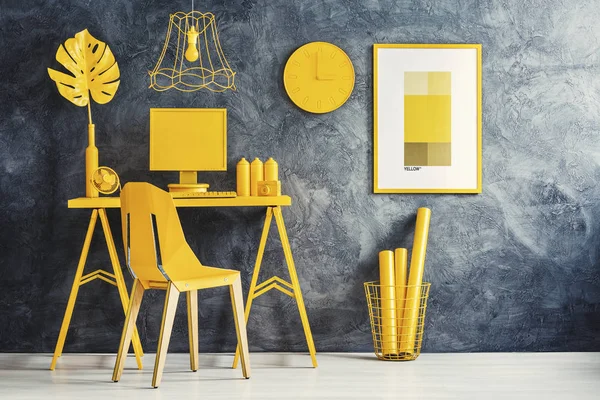 带工作区的黄色房间概念 — 图库照片