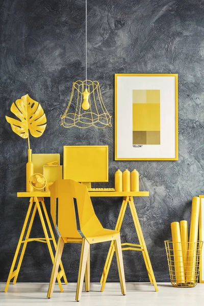 Желтый домашний офис — стоковое фото