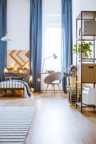 현대적이 고 넓은 침실 — 스톡 사진