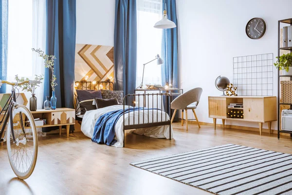 Dormitorio moderno con armarios de madera — Foto de Stock