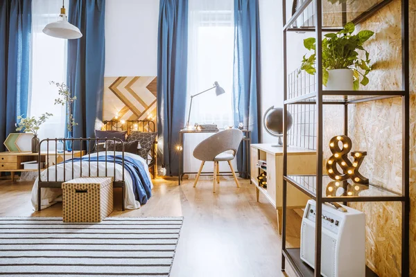 Camera da letto moderna con piante — Foto Stock
