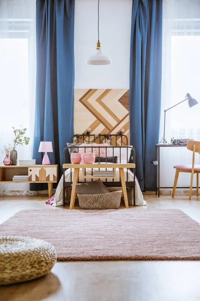 Pastel roze slaapkamer interieur — Stockfoto