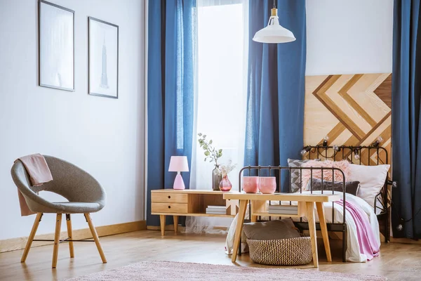 Elegante dormitorio con cama de metal —  Fotos de Stock