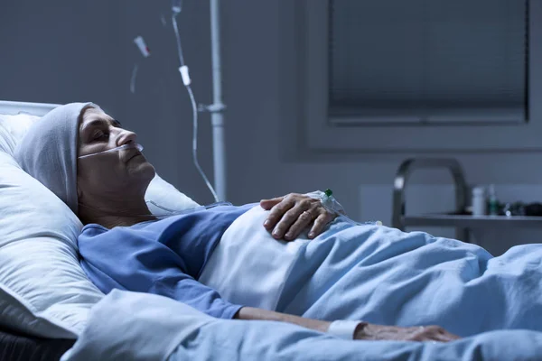 Mujer enferma muriendo en el hospital —  Fotos de Stock