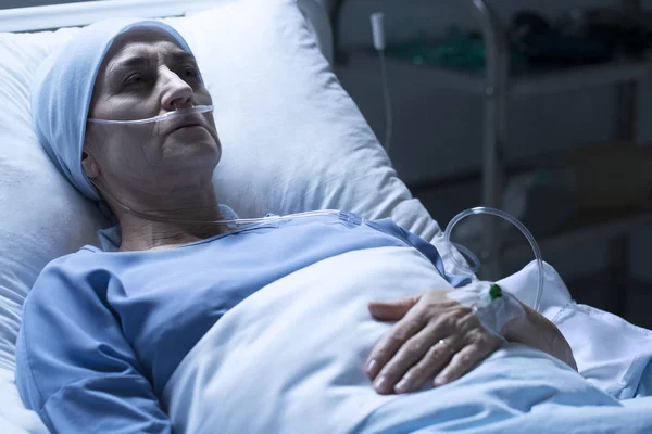 병원에서 죽는 여자 — 스톡 사진