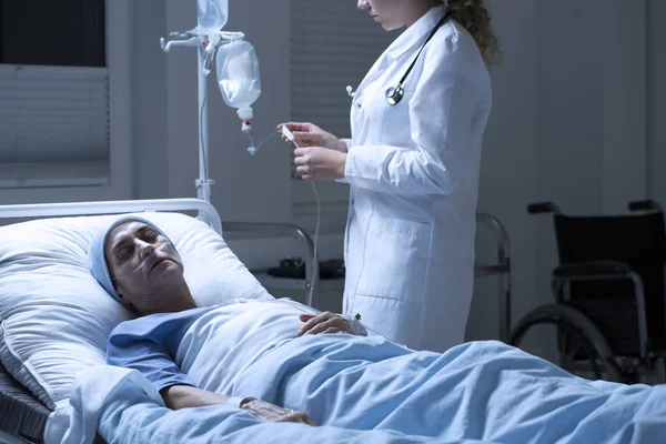 Медсестра допомагає вмирати жінці — стокове фото