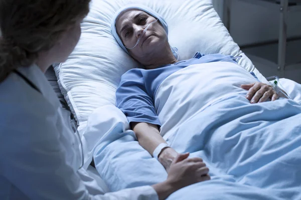 Dying woman with nurse — Stock Photo, Image