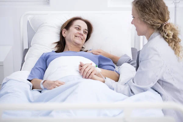 Жінка в лікарні і дочка — стокове фото