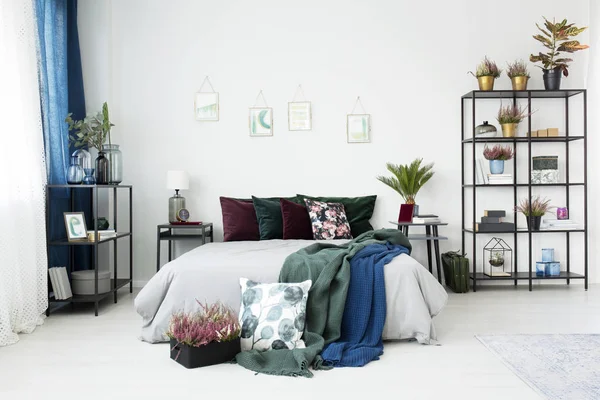 Dormitorio vintage con plantas — Foto de Stock