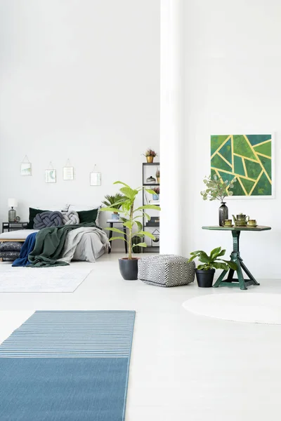 Modernes Schlafzimmer mit smaragdgrünen Elementen — Stockfoto