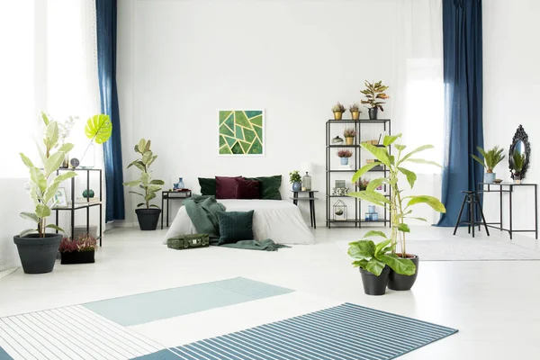 Bett in weißem geräumigem Interieur — Stockfoto