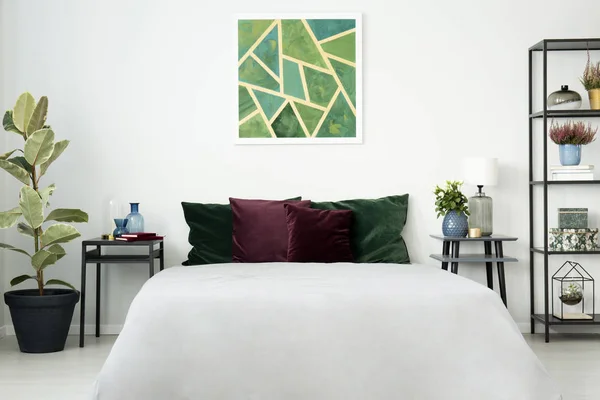 Grande letto bianco con cuscini — Foto Stock
