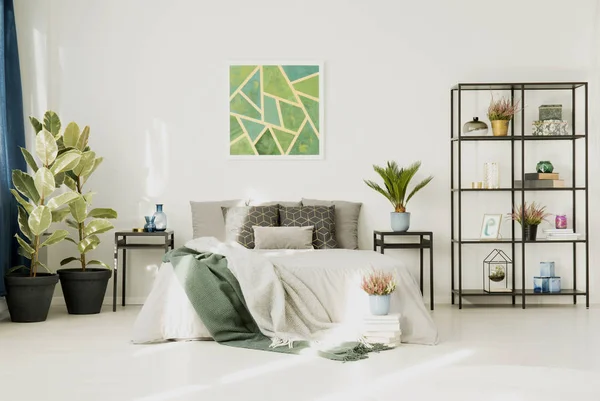 Weißes Schlafzimmer mit großem Bett — Stockfoto
