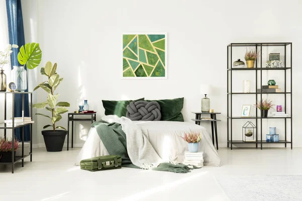 Hotelzimmer mit smaragdgrünen Dekorationen — Stockfoto