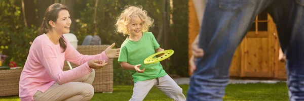 Famiglia giocare frisbee — Foto Stock