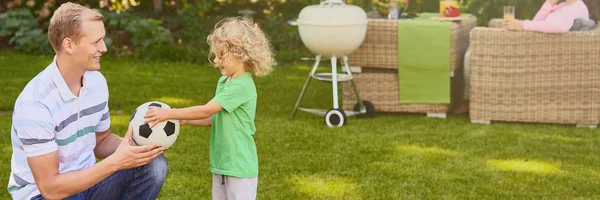 Padre e figlio con pallone da calcio — Foto Stock