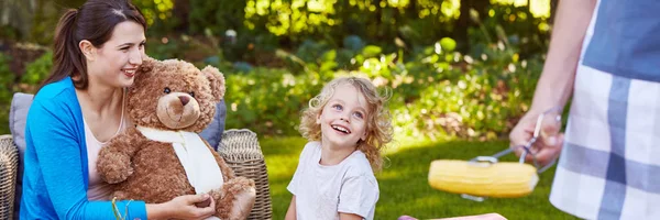 Familia feliz durante la parrilla en el jardín —  Fotos de Stock