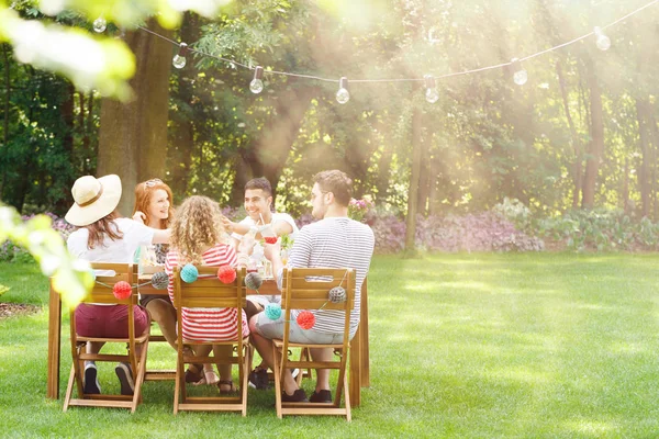 Amis souriants à la garden party — Photo