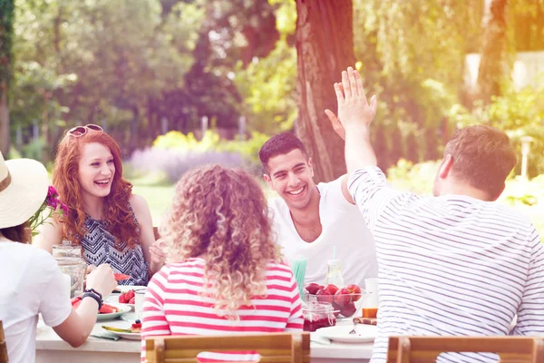 Amici sorridenti durante la festa in giardino — Foto Stock