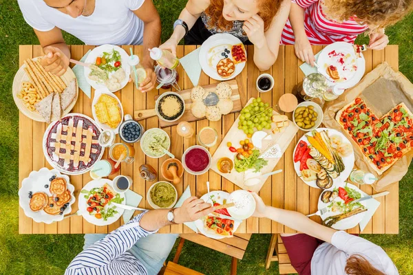 Grupo de amigos compartilhando alimentos — Fotografia de Stock