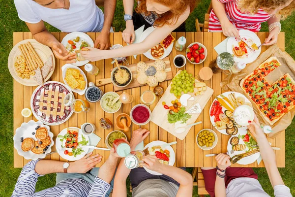 Amigos veganos comiendo un almuerzo saludable — Foto de Stock
