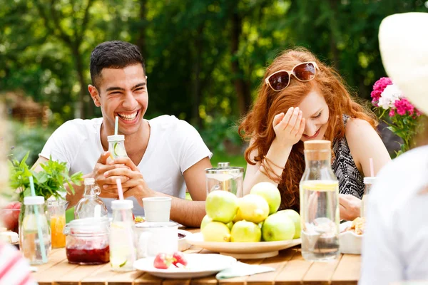 Sonriente hombre reunión con novia — Foto de Stock