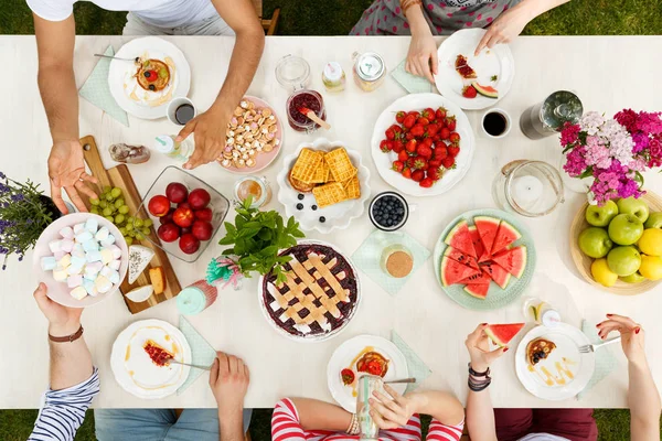 Mann teilt Marshmallows mit Freund — Stockfoto