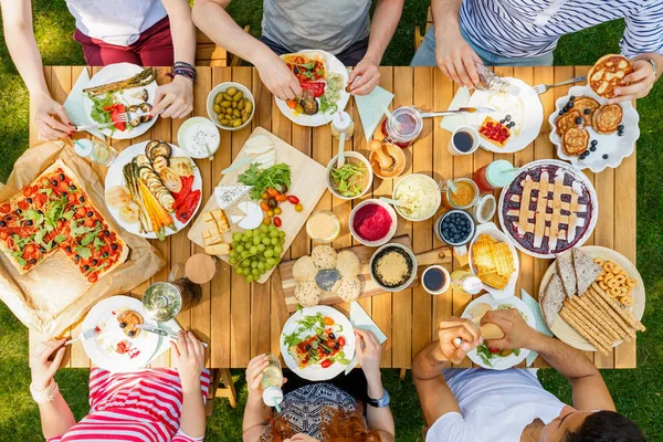 ピザを食べている友人のグループ — ストック写真