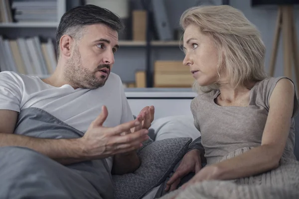 Pareja hablando en la cama — Foto de Stock