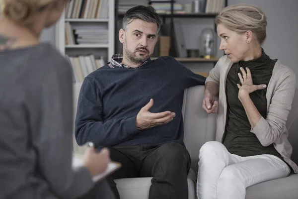 Quarreling couple with therapist — Stock Photo, Image