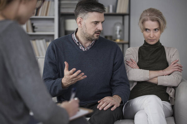 Жена и муж во время терапии
