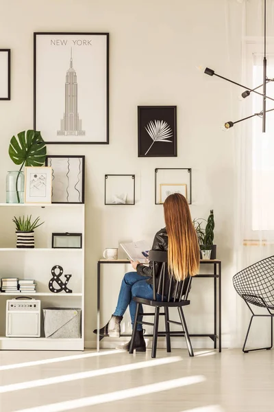 Mulher em casa brilhante escritório Fotografias De Stock Royalty-Free