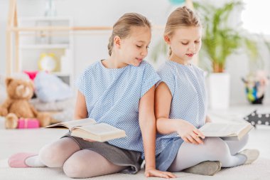 Sarışın kız kitap okuma